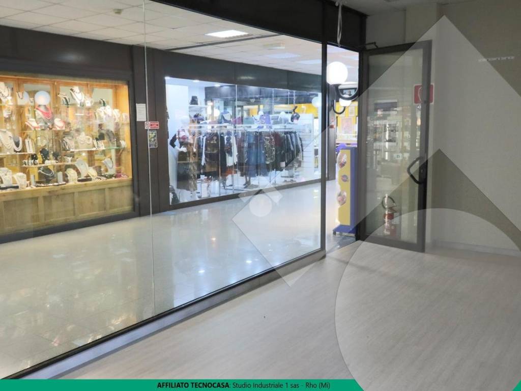 negozio in vendita a Rho in zona Ghisolfa