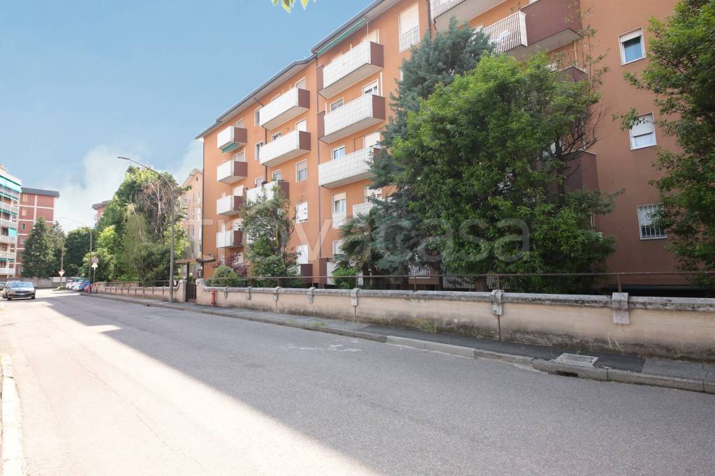 appartamento in vendita a Rho in zona Mazzo