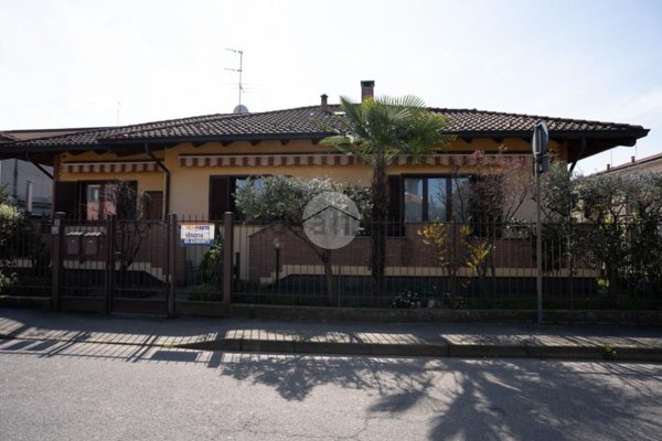 casa indipendente in vendita a Rho