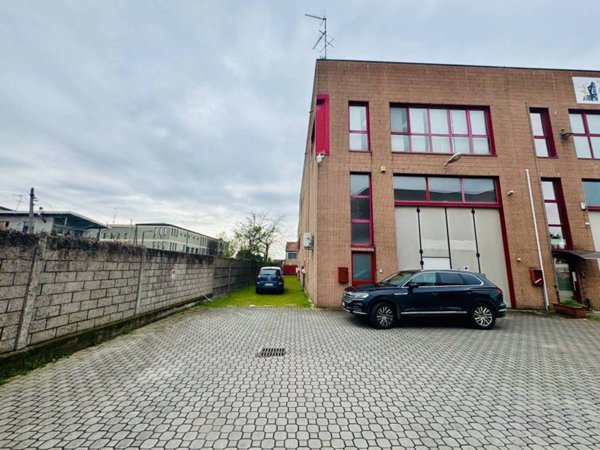locale commerciale in vendita a Rho in zona Ghisolfa