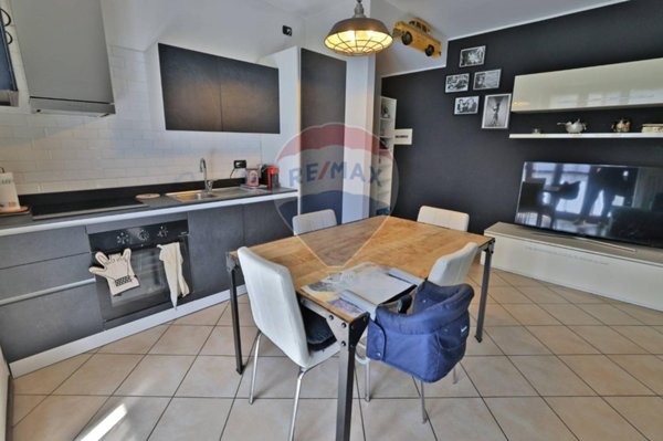 appartamento in vendita a Rho in zona Lucernate