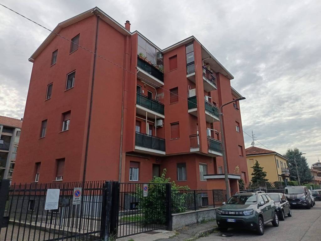 appartamento in vendita a Rho in zona Lucernate
