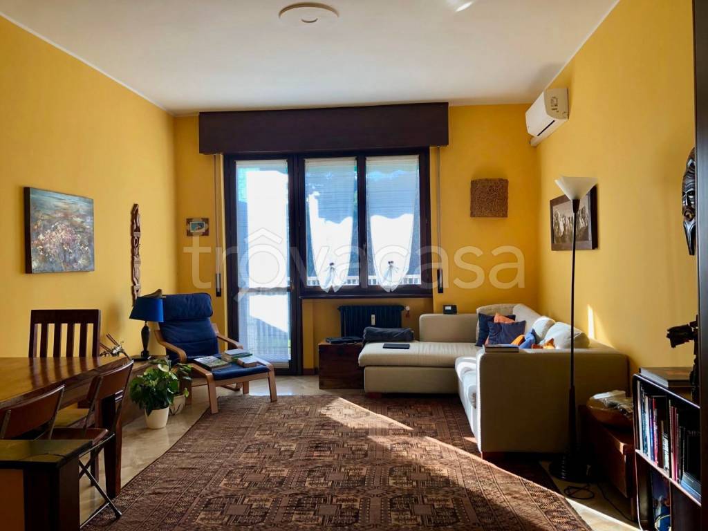 appartamento in vendita a Rho in zona Mazzo