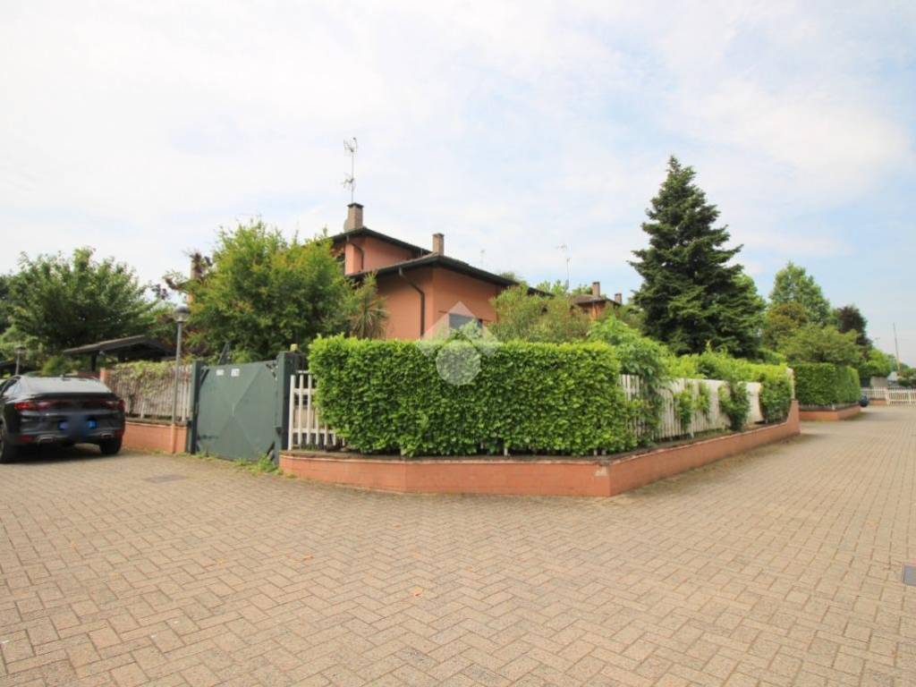 casa indipendente in vendita a Rho in zona Mazzo