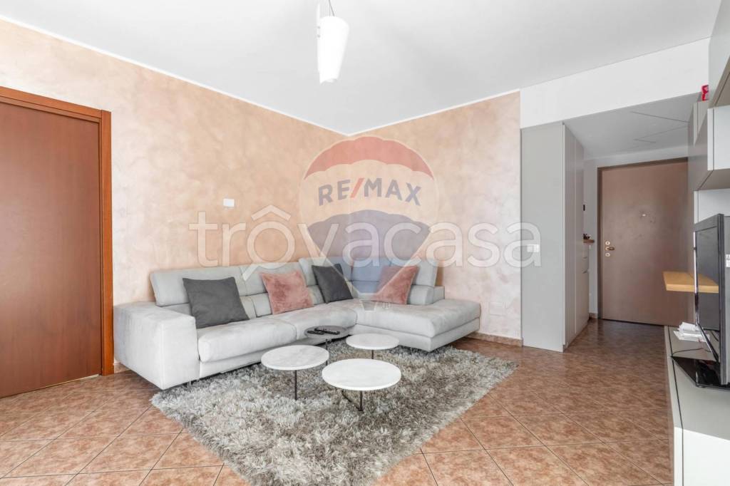 appartamento in vendita a Rho in zona Lucernate