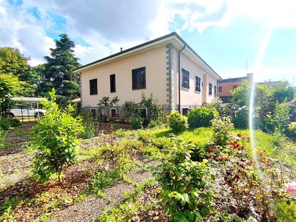 appartamento in vendita a Rho in zona Mazzo
