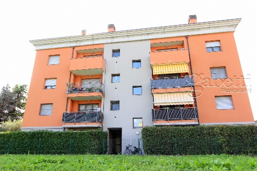 appartamento in vendita a Rho in zona Lucernate