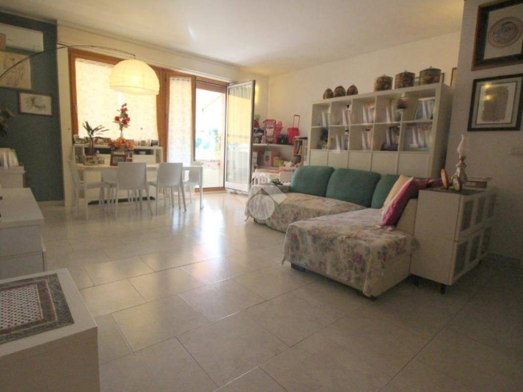 appartamento in vendita a Rho in zona Mazzo