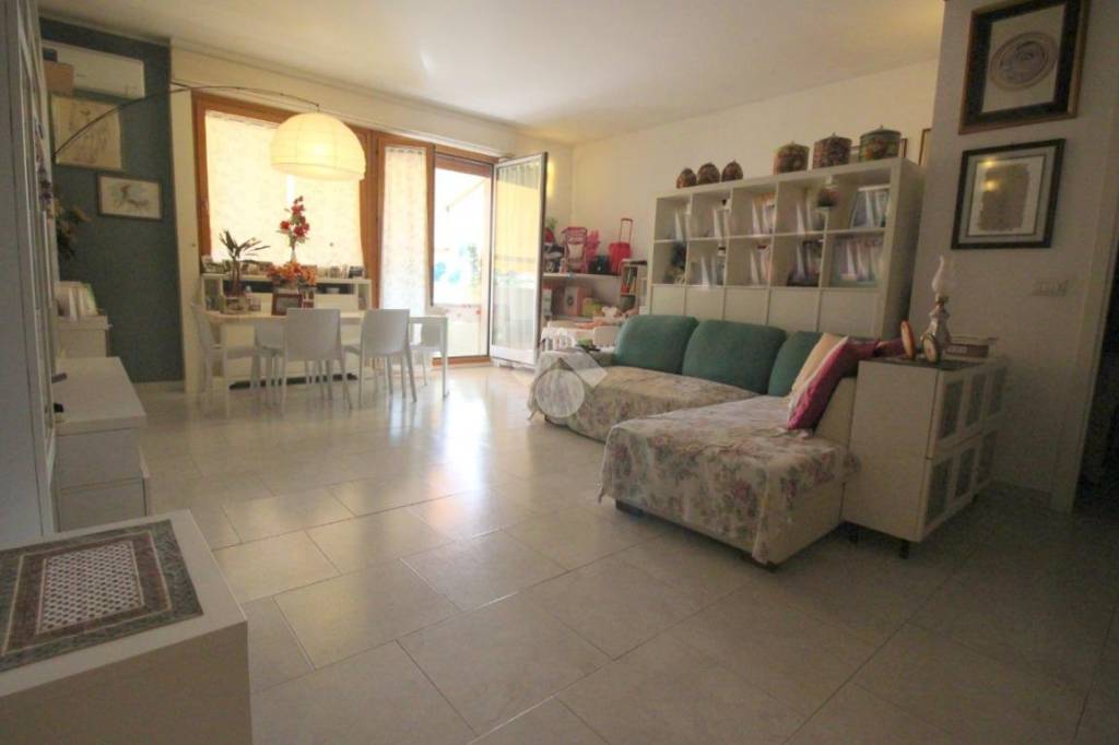 appartamento in vendita a Rho in zona Mazzo