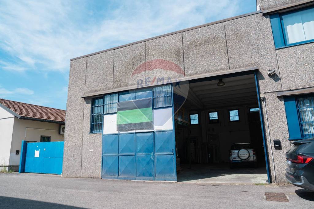locale commerciale in vendita a Rho