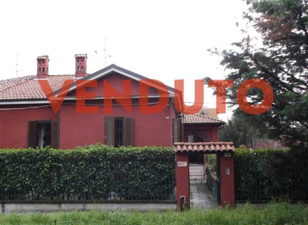 casa indipendente in vendita a Rho in zona Lucernate