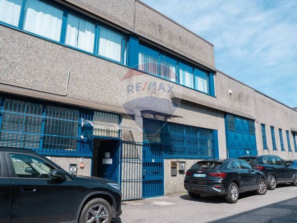 locale commerciale in vendita a Rho in zona Pantanedo