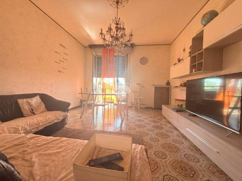 appartamento in vendita a Rho in zona Lucernate