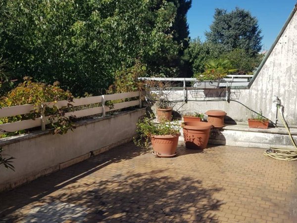 appartamento in vendita a Rho in zona Mazzo