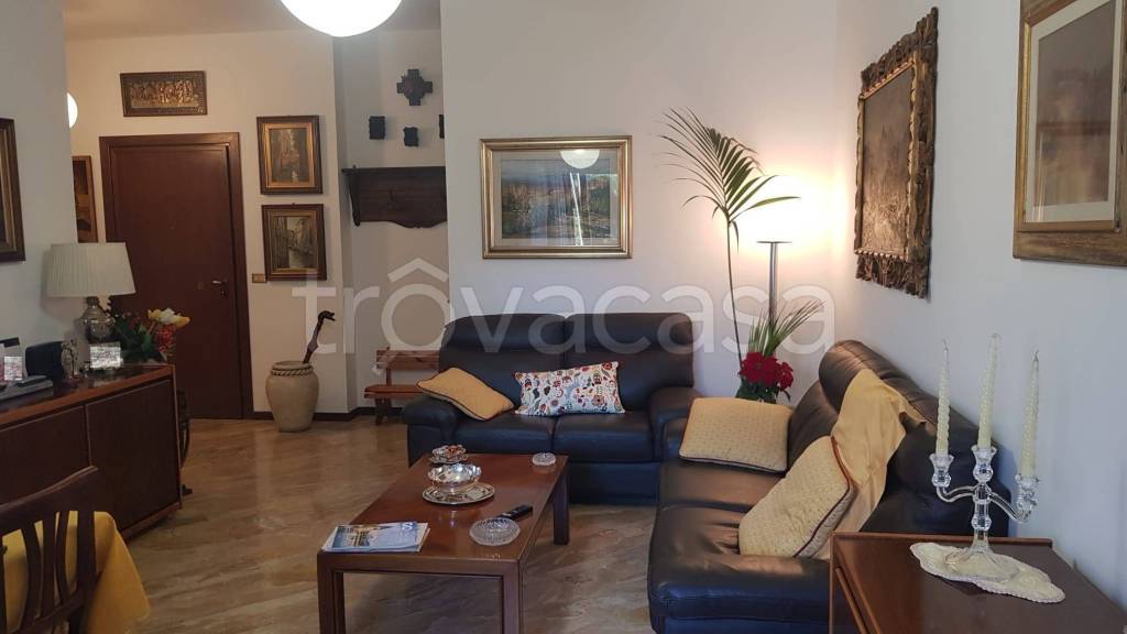 appartamento in vendita a Rho in zona Mazzo