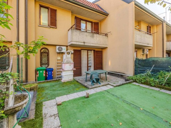 casa indipendente in vendita a Rho in zona Mazzo