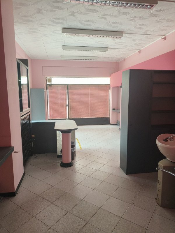 negozio in vendita a Rho