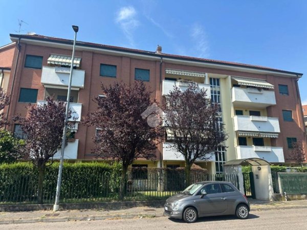 appartamento in vendita a Rho in zona Lucernate