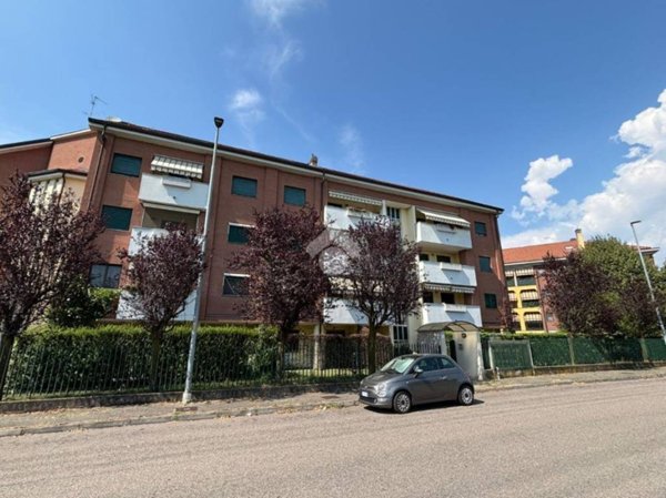 appartamento in vendita a Rho in zona Lucernate