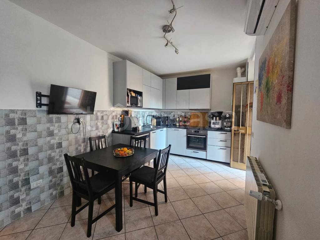 appartamento in vendita a Rho in zona Biringhello