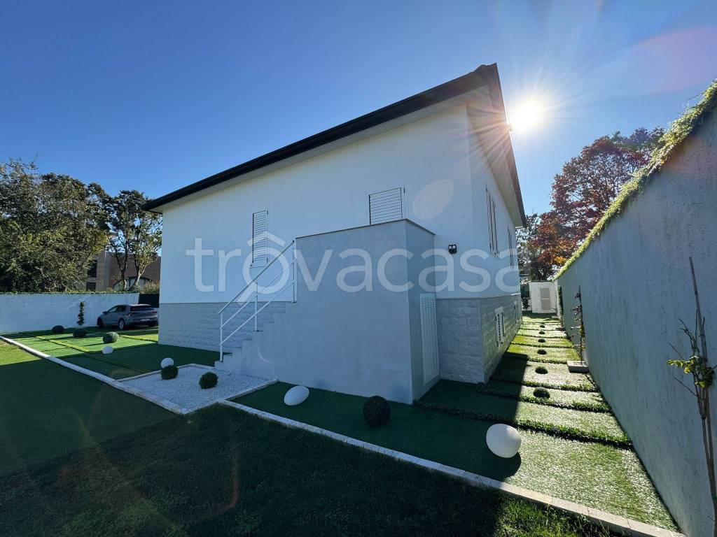 casa indipendente in vendita a Rho in zona Passirana