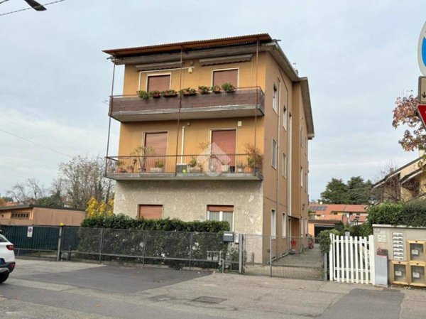 appartamento in vendita a Rho in zona Lucernate