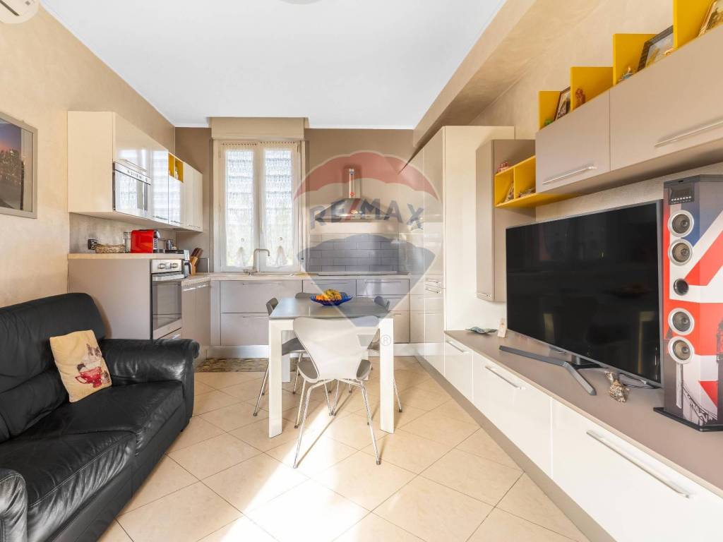 appartamento in vendita a Rho in zona Lucernate