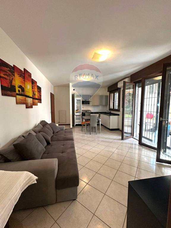 appartamento in vendita a Rho in zona Lucernate