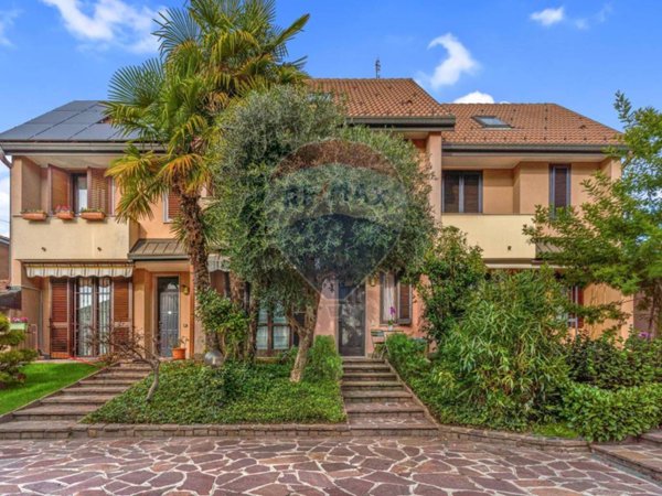 casa indipendente in vendita a Rho in zona Passirana