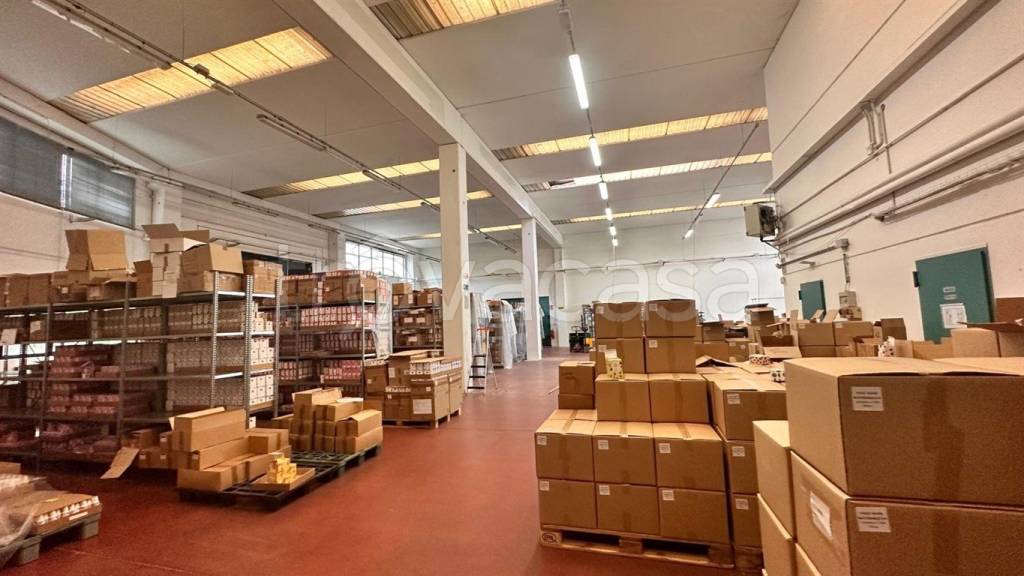 locale commerciale in vendita a Rho in zona Pantanedo