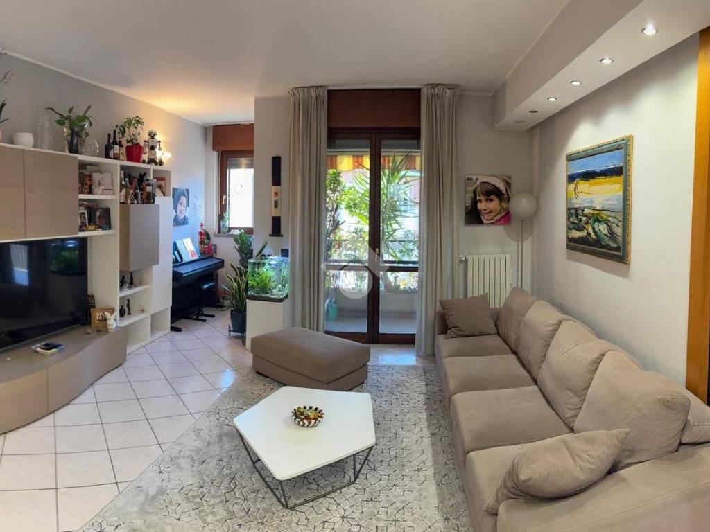 appartamento in vendita a Rho in zona Lucernate