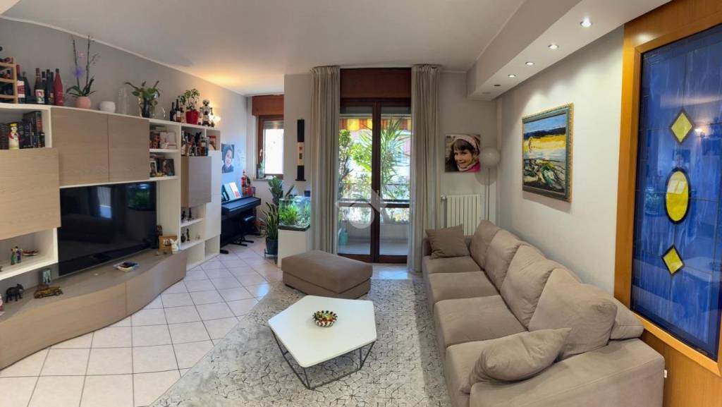 appartamento in vendita a Rho in zona Lucernate