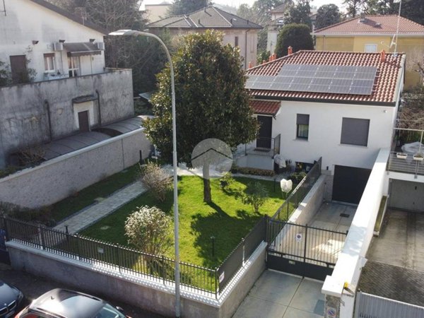 casa indipendente in vendita a Rho