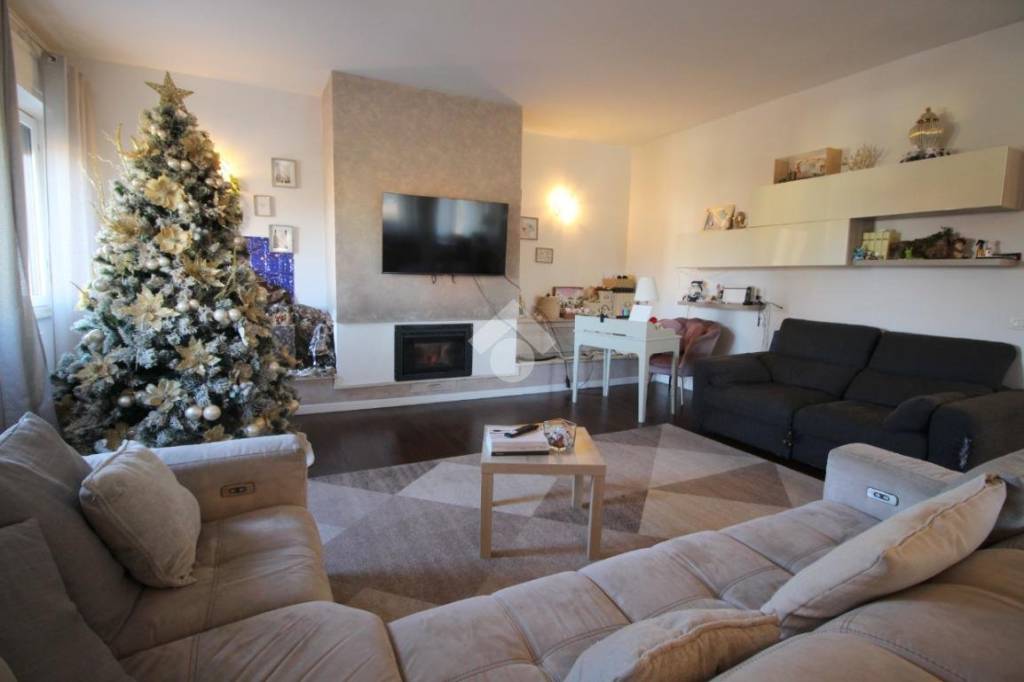 appartamento in vendita a Rho in zona Mazzo