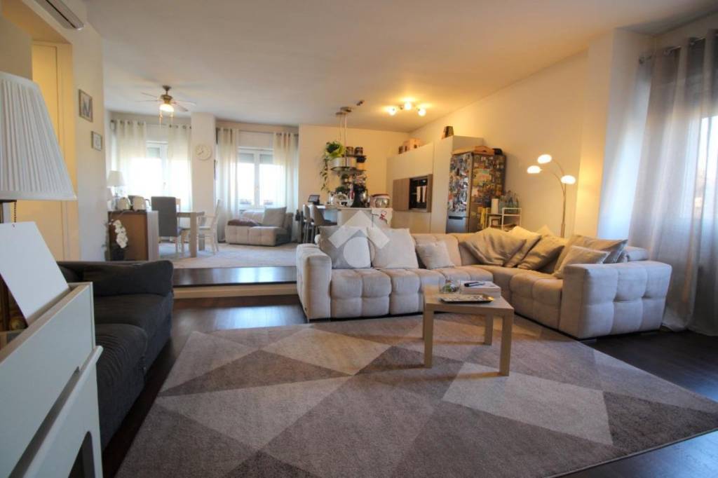 appartamento in vendita a Rho in zona Mazzo