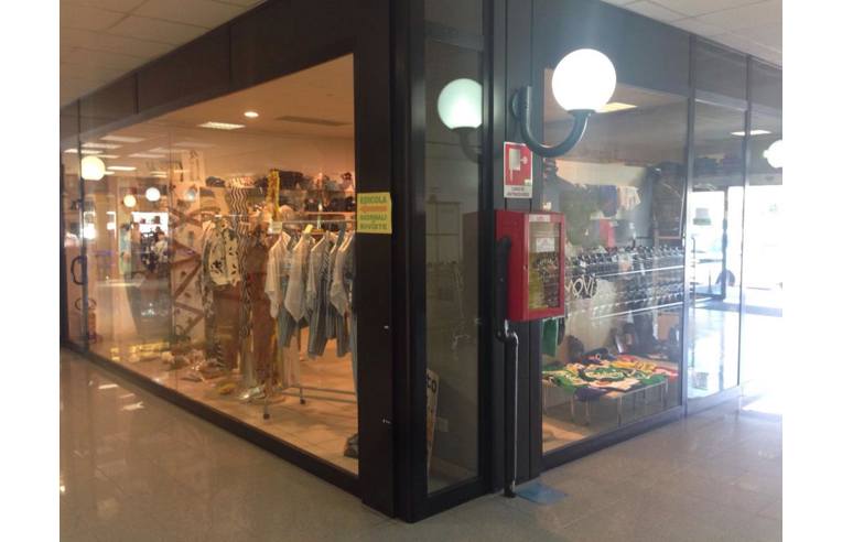 negozio in vendita a Rho