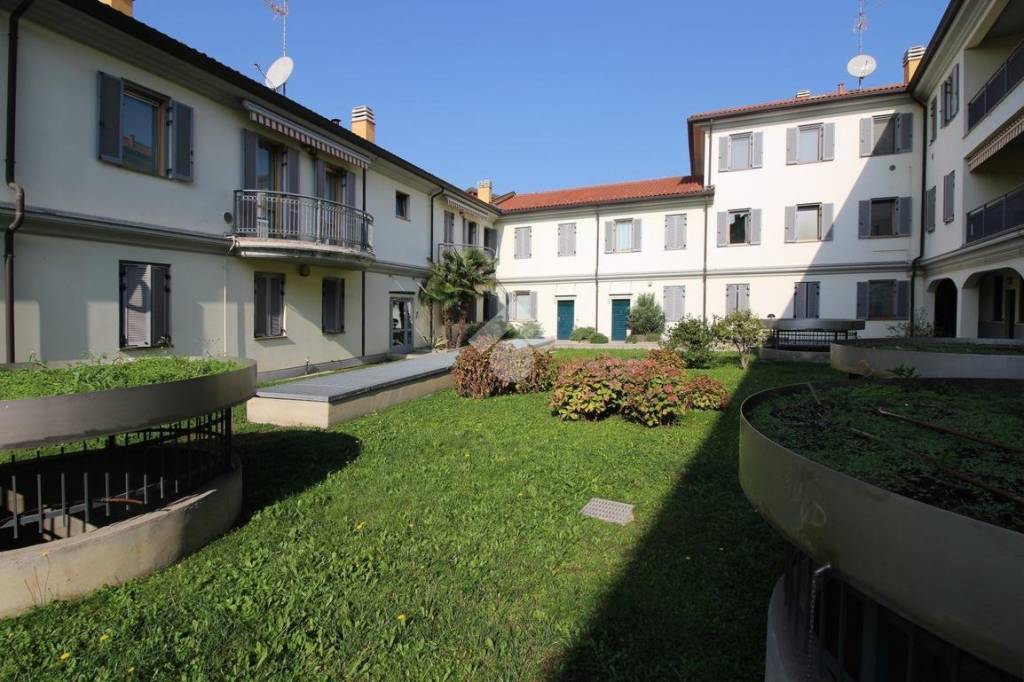 appartamento in vendita a Rho in zona Mazzo