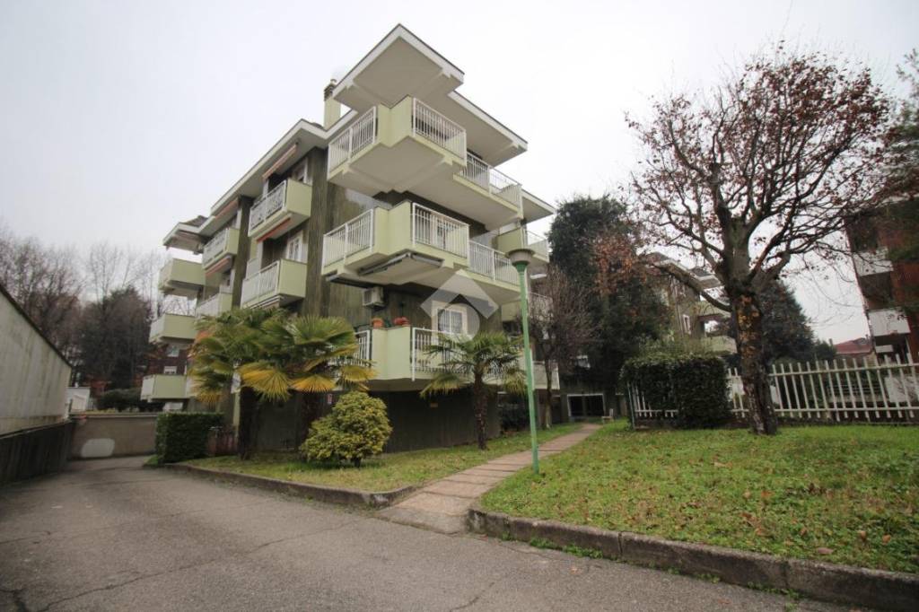 appartamento in vendita a Rho in zona Mazzo