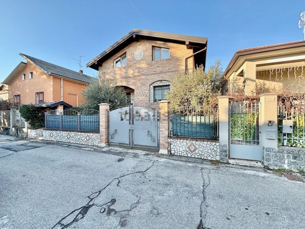casa indipendente in vendita a Rho