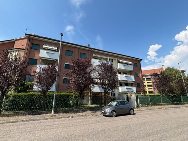 appartamento in vendita a Rho in zona Lucernate