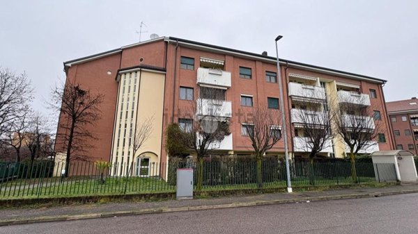 appartamento in vendita a Rho in zona Lucernate