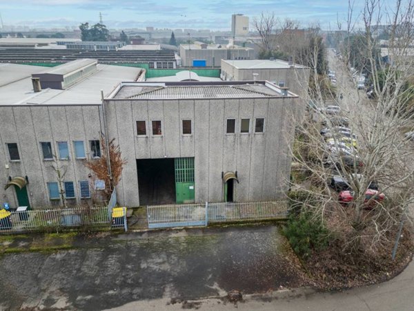 locale commerciale in vendita a Rho in zona Mazzo