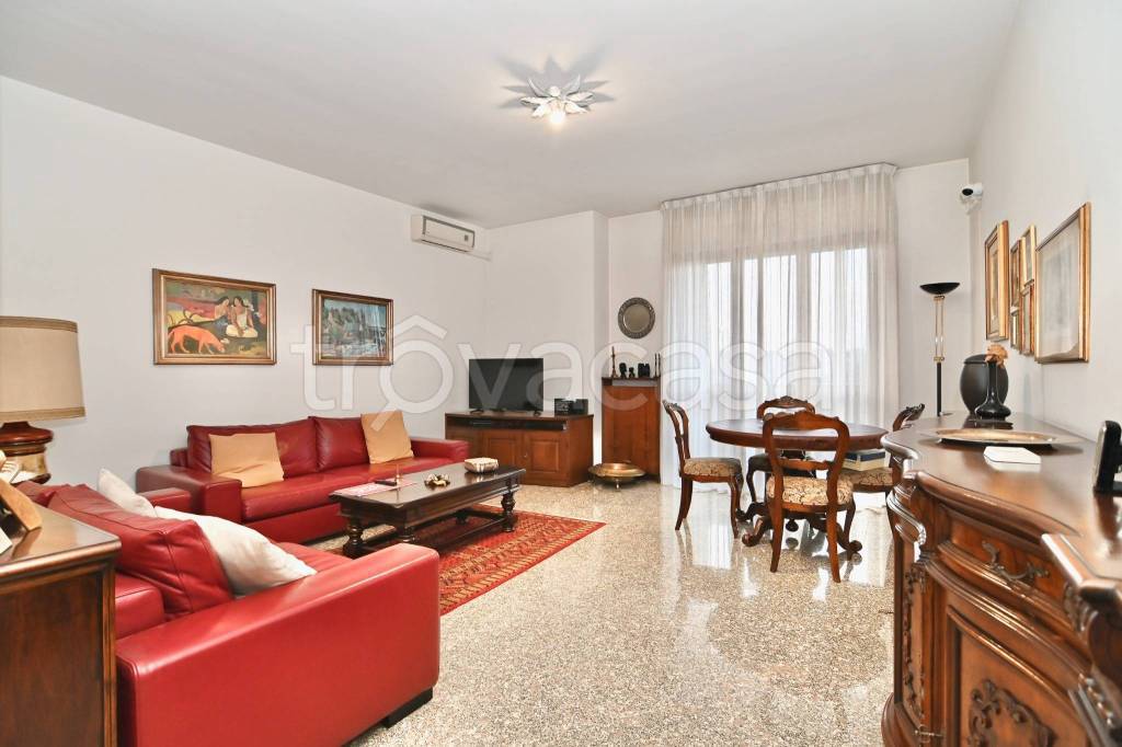 appartamento in vendita a Rho in zona Mazzo