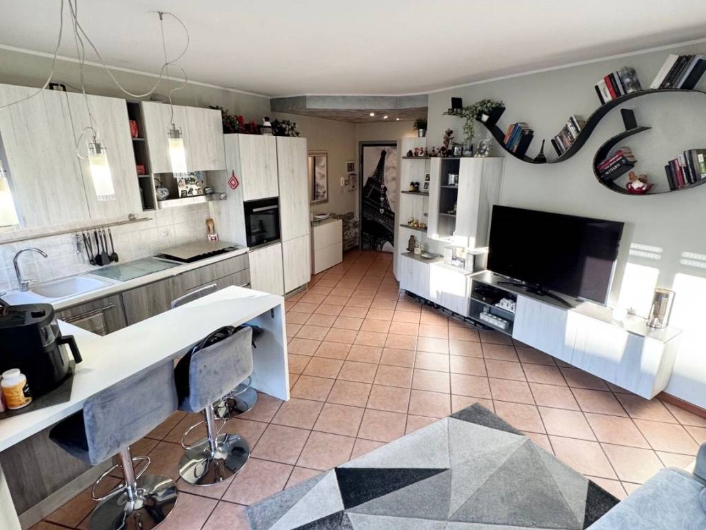 appartamento in vendita a Rho in zona Lucernate