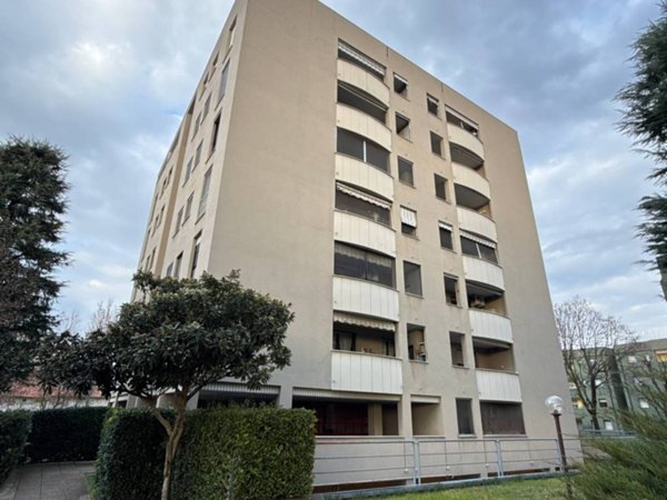 appartamento in vendita a Rho in zona Biringhello