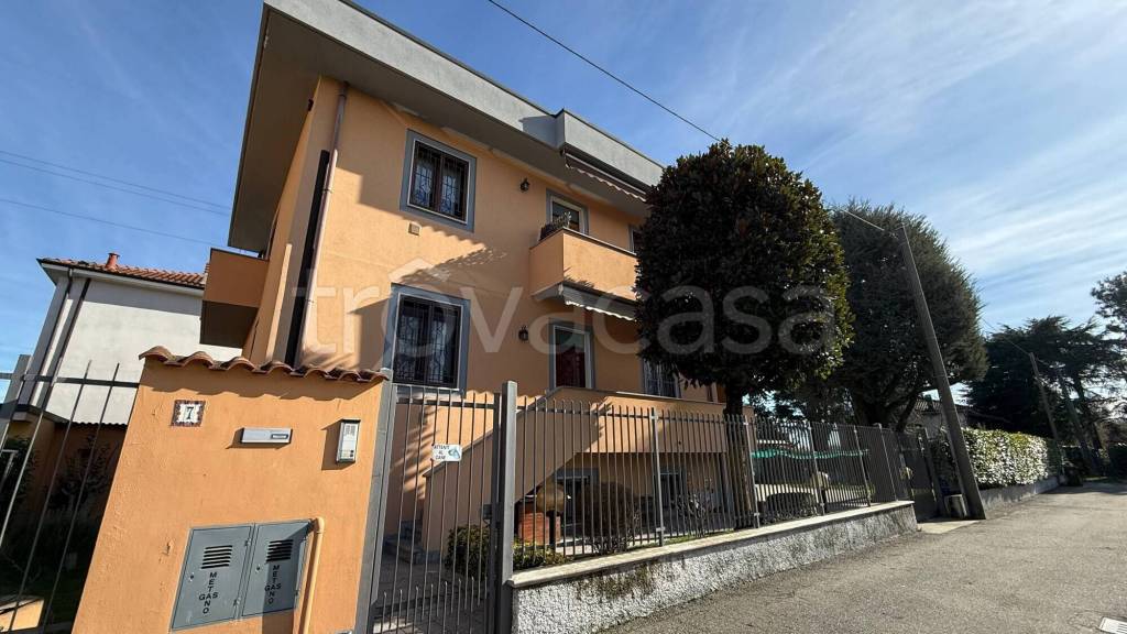 casa indipendente in vendita a Rho in zona Lucernate