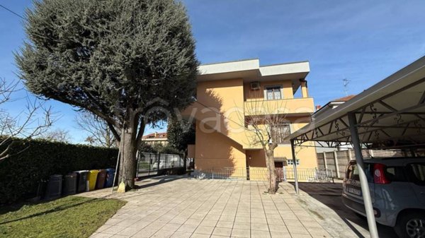 casa indipendente in vendita a Rho in zona Lucernate