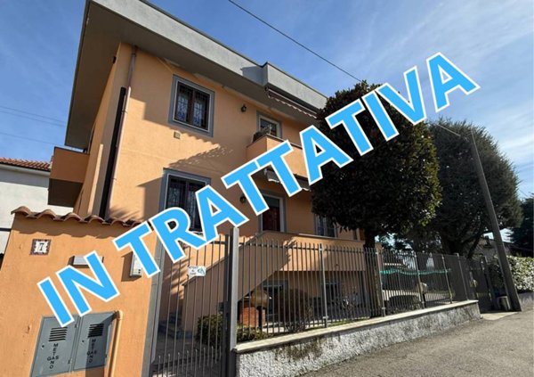 casa indipendente in vendita a Rho in zona Lucernate