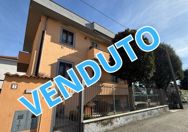 casa indipendente in vendita a Rho in zona Lucernate
