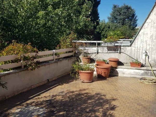 appartamento in vendita a Rho in zona Mazzo